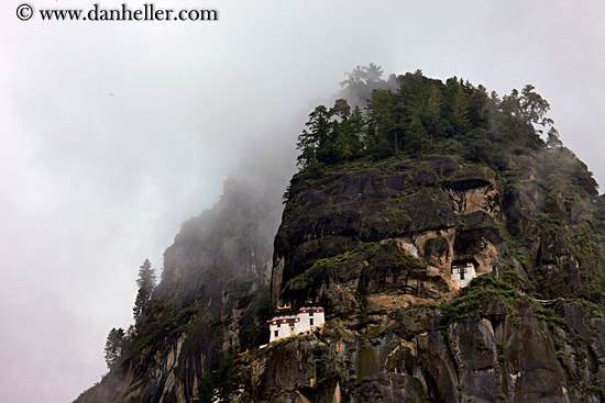 taktsang-n-fog-02.jpg