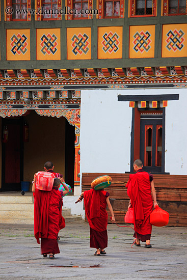 monk-at-temple-03.jpg
