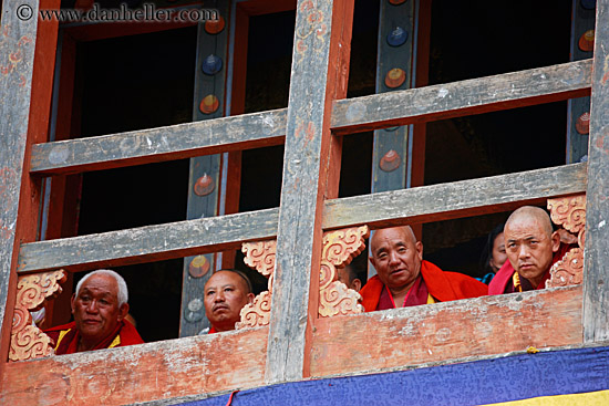 monks-on-balcony-01.jpg