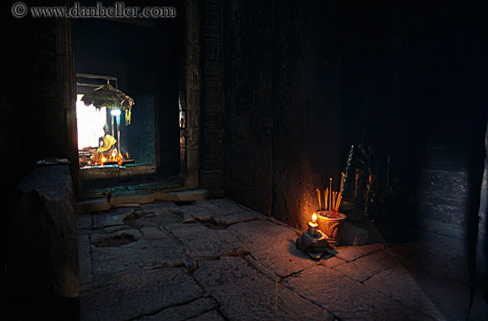 candles-w-stone-walls-4.jpg