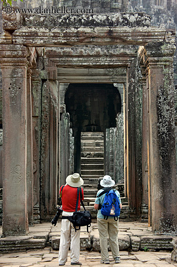 ppl-viewing-temple.jpg