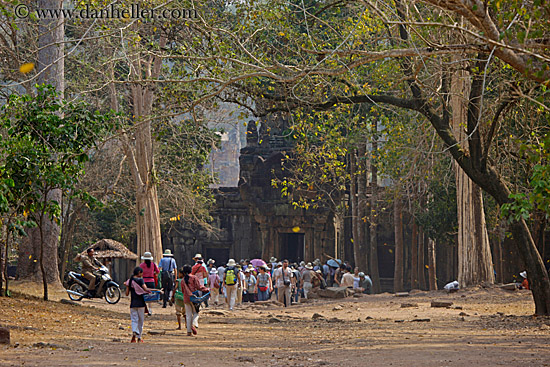 tourists-n-palace-gate.jpg