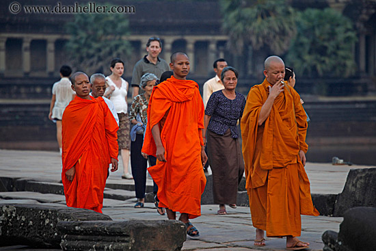 monks-n-ppl.jpg