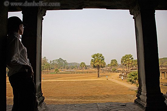 woman-leaning-on-pillar.jpg