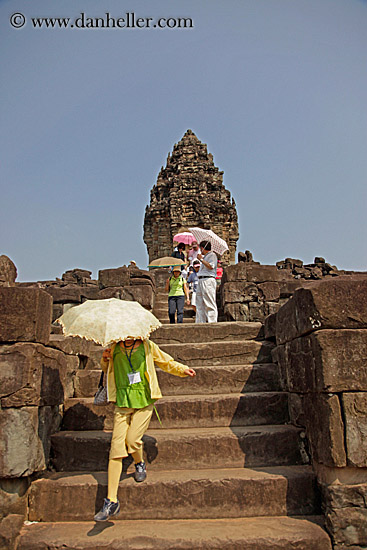 japanese-tourists-w-umbrellas-2.jpg