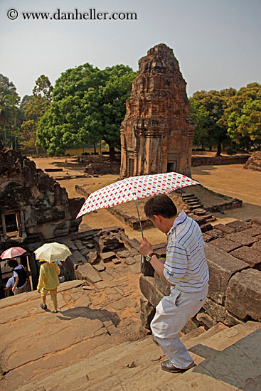 japanese-tourists-w-umbrellas-4.jpg