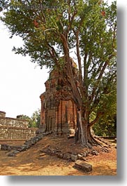 images/Asia/Cambodia/Bakong/small-brick-temple-1.jpg