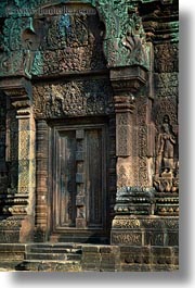 images/Asia/Cambodia/BanteaySrei/Doors/bas_relief-door-06.jpg