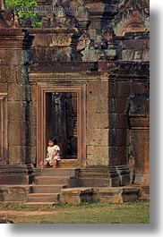 images/Asia/Cambodia/BanteaySrei/People/girl-in-doorway-02.jpg