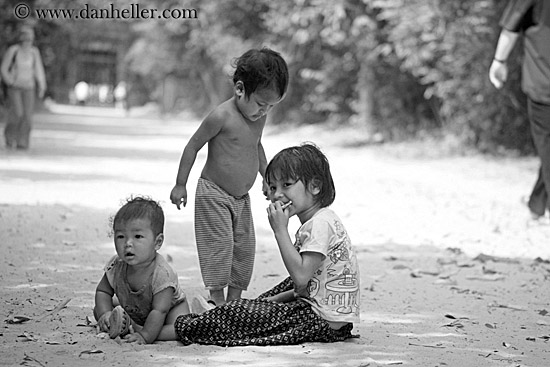 kids-playing-in-dirt-01-bw.jpg