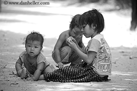 kids-playing-in-dirt-02-bw.jpg