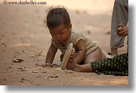 images/Asia/Cambodia/People/Babies/kids-playing-in-dirt-03.jpg
