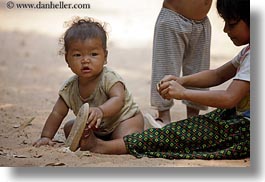 images/Asia/Cambodia/People/Babies/kids-playing-in-dirt-04.jpg