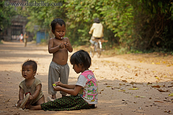 kids-playing-in-dirt-05.jpg