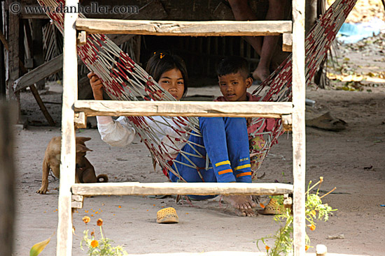 girl-n-boy-on-hammok-behind-ladder.jpg