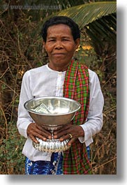 images/Asia/Cambodia/People/PagodaFundraiser/woman-collecting-money-3.jpg