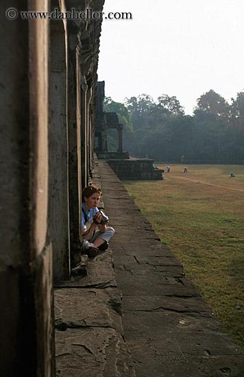 girl-at-angkor-wat.jpg