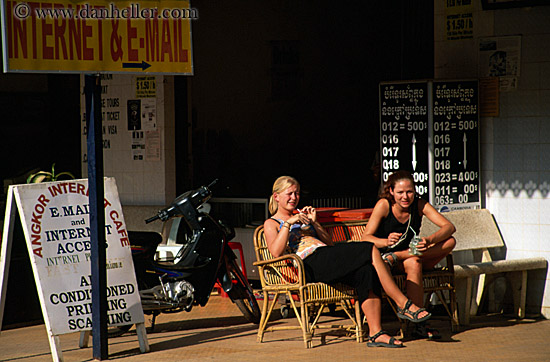 tourist-women-at-internet-cafe.jpg