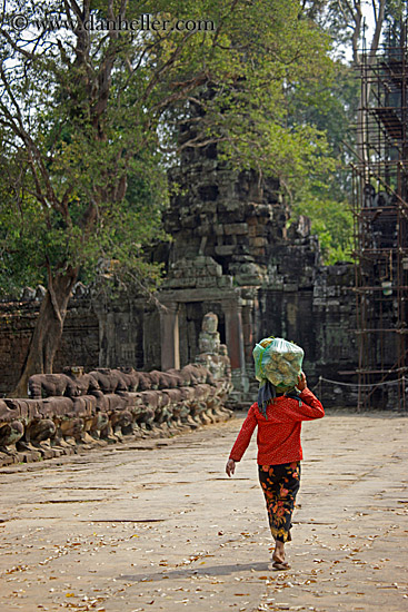 woman-carrying-food-2.jpg