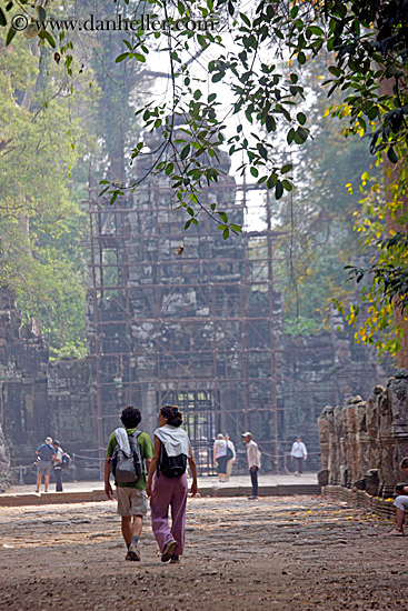 couple-walking-to-entry-gate.jpg