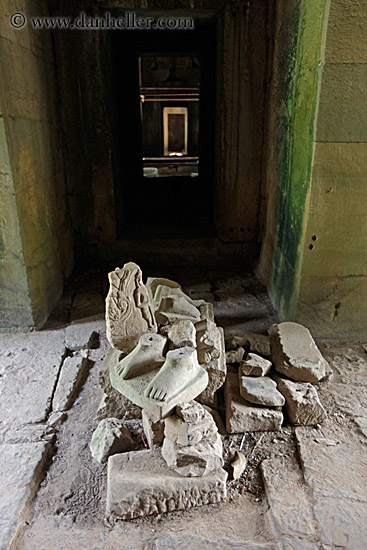 stone-feet-n-dark-corridor.jpg