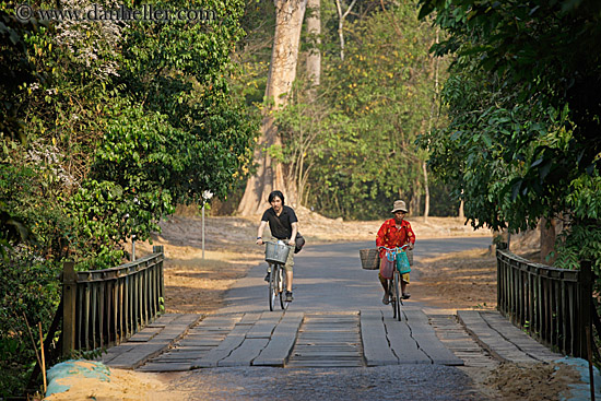 bicyclists-crossing-bridge-01.jpg