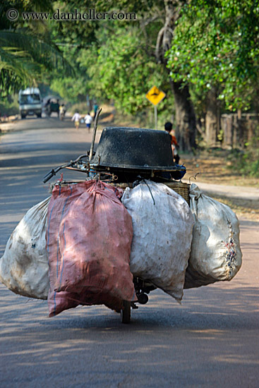 motorcycle-carrying-big-bags-02.jpg