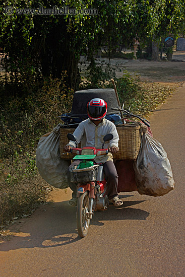motorcycle-carrying-big-bags-03.jpg