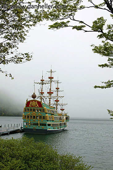 lake-ashi-ferry-boat-4.jpg