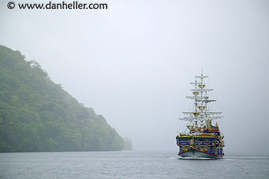 lake-ashi-ferry-boat-7.jpg