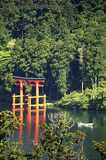 torii-gate-n-boat-1.jpg