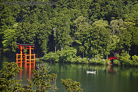 torii-gate-n-boat-2.jpg