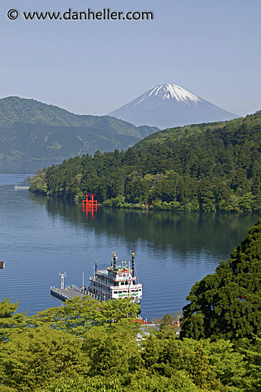 mt-fuji-n-steamship-2.jpg