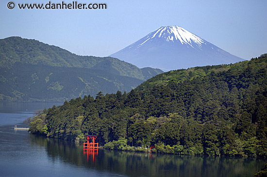 mt-fuji-n-torii-gate-1.jpg