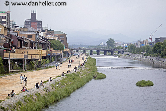 kyoto-river-bank-2.jpg