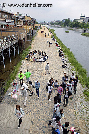 kyoto-river-bank-7.jpg