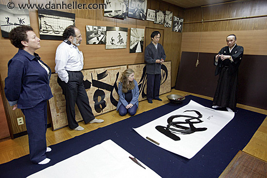 group-viewing-calligraphy-1.jpg