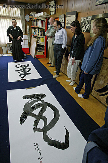 group-viewing-calligraphy-3.jpg