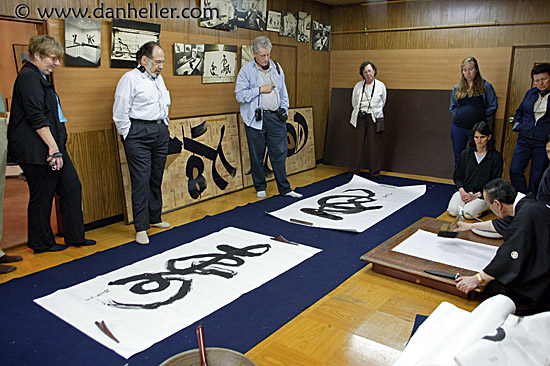 group-viewing-calligraphy-4.jpg