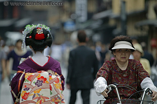 geisha-n-old-woman.jpg