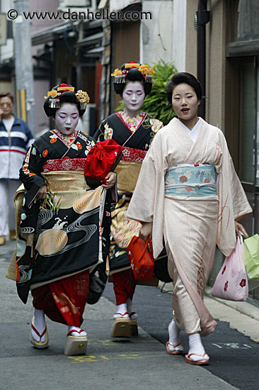 three-geisha.jpg