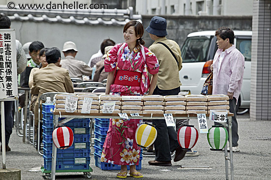 woman-selling-lunch.jpg