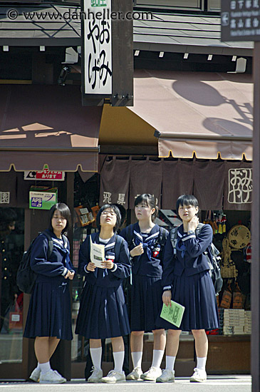 japanese-schoolgirls-1.jpg