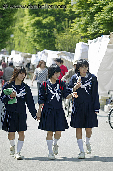 japanese-schoolgirls-3.jpg