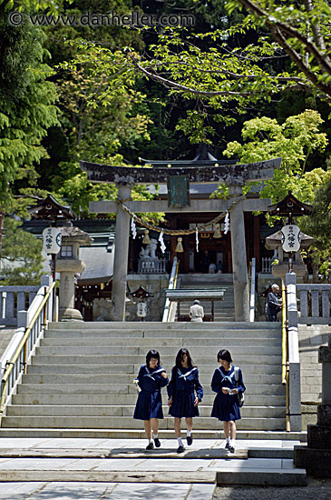 japanese-schoolgirls-4.jpg
