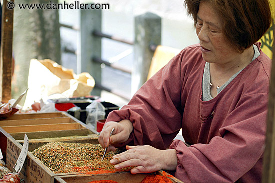 woman-making-grains-2.jpg