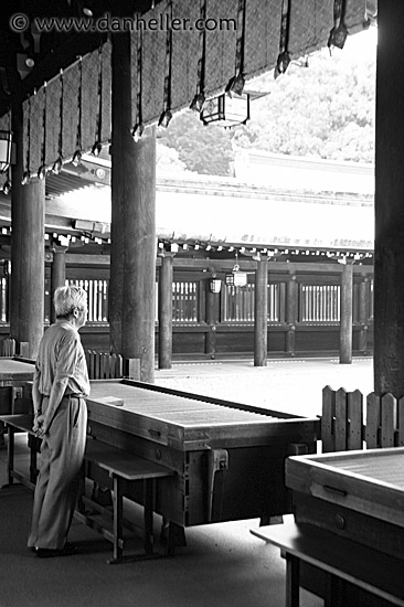 japanese-praying-1-bw.jpg