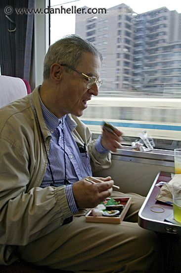per-eating-on-train.jpg