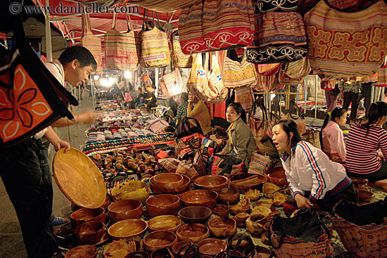 man-buying-wood-bowls-01.jpg