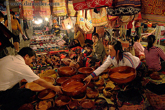 man-buying-wood-bowls-02.jpg